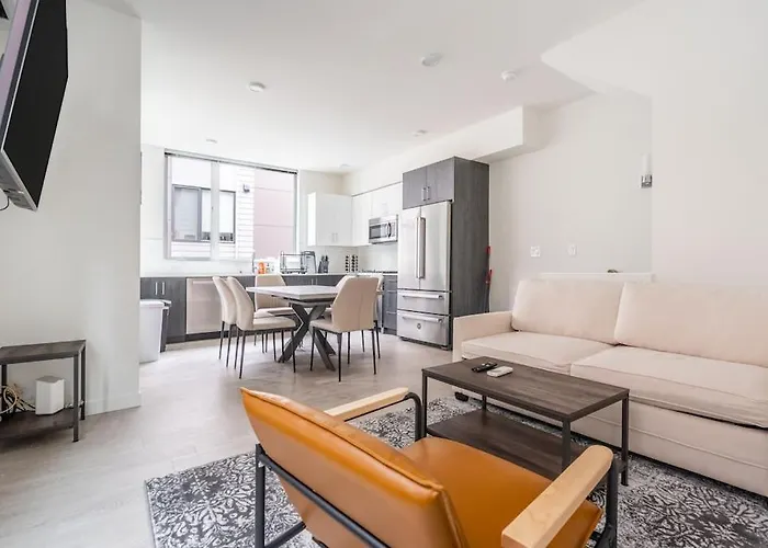Elegant Townhome In Green Lake